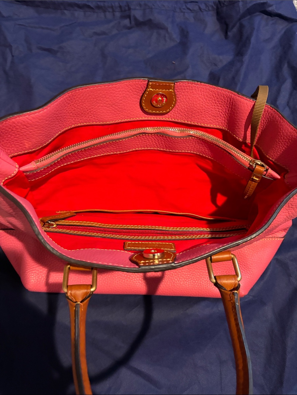 🩷 Dooney & Bourke Coral/Salmon Pink Pebbled Large Leather Tote with Tan Trim - Picture 6 of 8
